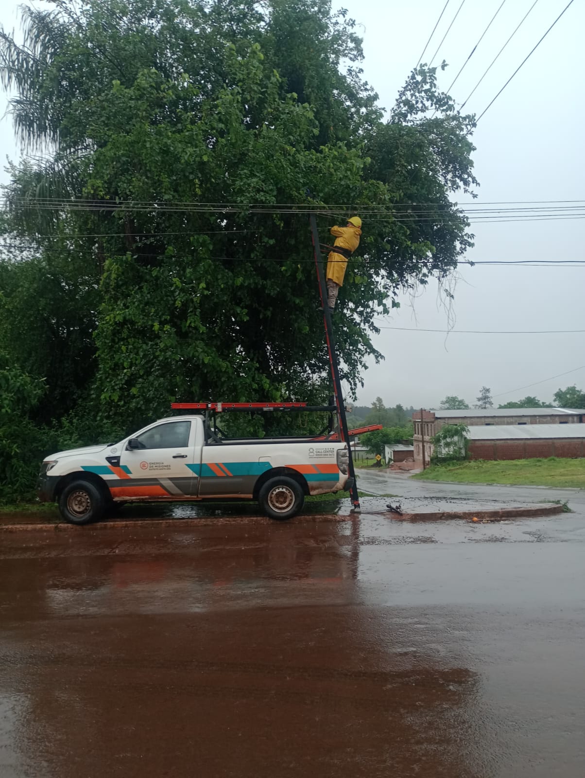 Energía de Misiones activó su protocolo de emergencias ante el paso del sistema de tormentas imagen-6