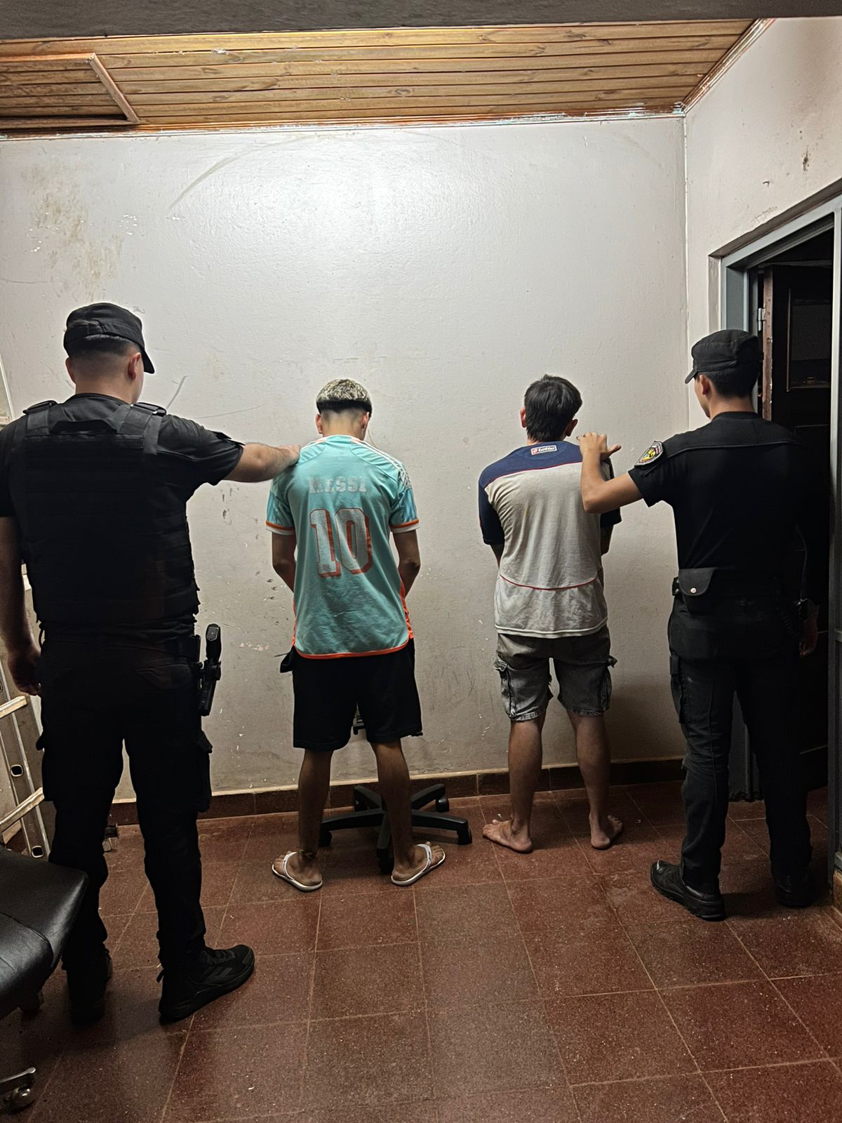 Intentaron atropellar a policías durante un operativo y terminaron detenidos en Posadas 5 Intentaron atropellar a policías durante un operativo y terminaron detenidos en Posadas imagen-4