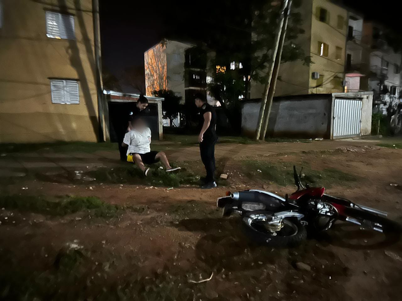 Intentaron atropellar a policías durante un operativo y terminaron detenidos en Posadas 3 Intentaron atropellar a policías durante un operativo y terminaron detenidos en Posadas imagen-2