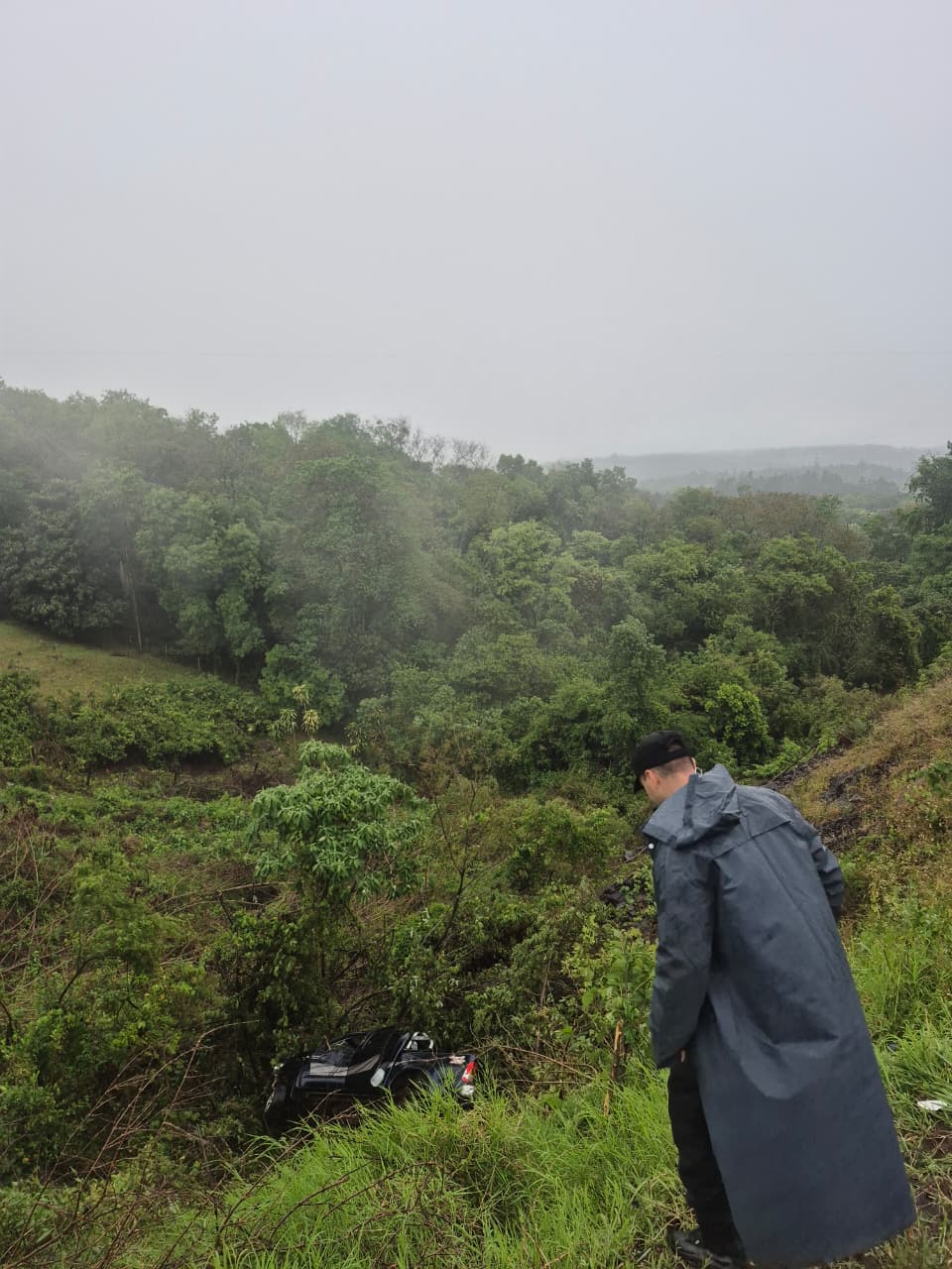 Automóvil terminó en un barranco tras despistar en la ruta 14 imagen-2