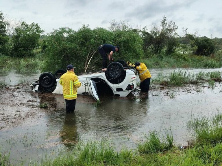 Despiste bajo la intensa y abundante lluvia en Ruta Nacional 12 imagen-31