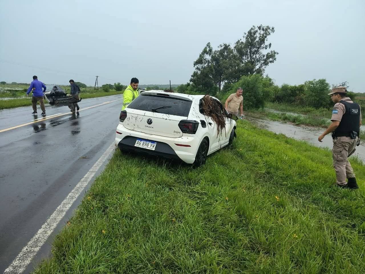 Despiste bajo la intensa y abundante lluvia en Ruta Nacional 12 imagen-2
