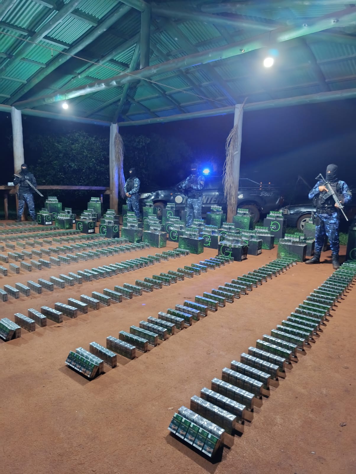 Tras una persecución Infantería secuestró un auto brasileño cargado con $90 millones en cigarrillos de contrabando imagen-4
