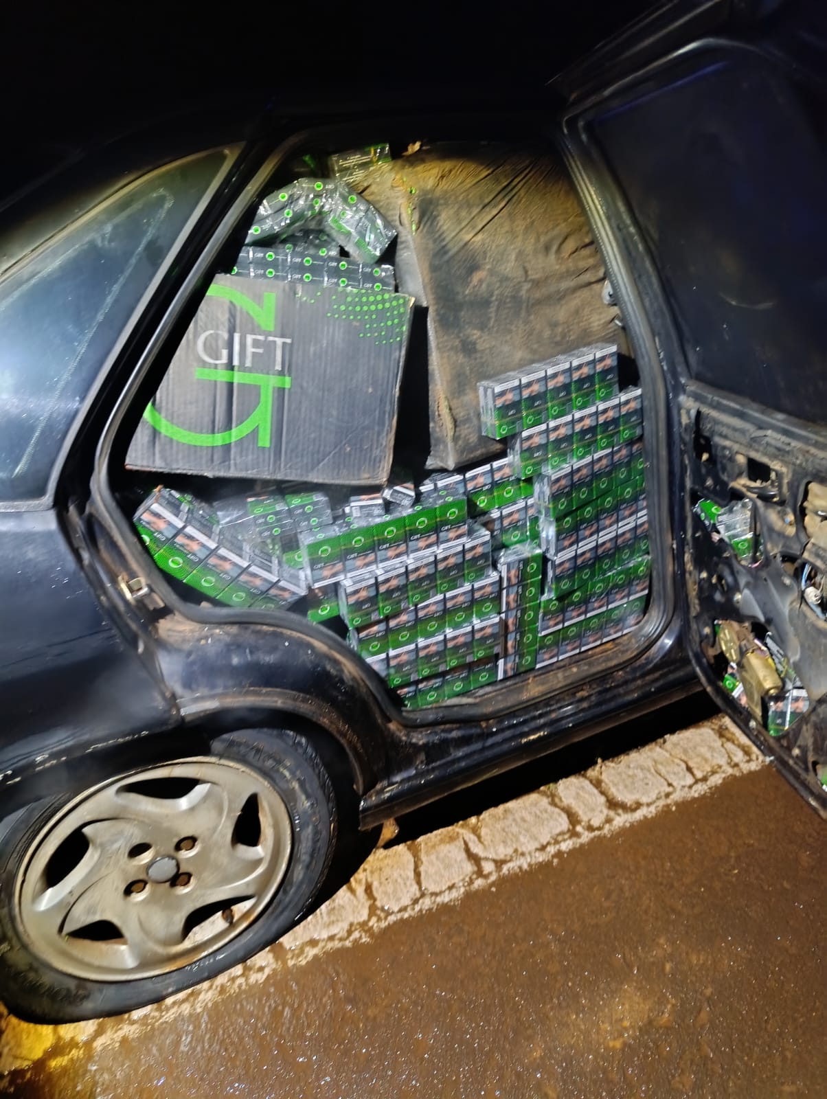 Tras una persecución Infantería secuestró un auto brasileño cargado con $90 millones en cigarrillos de contrabando imagen-2