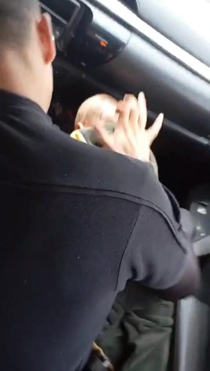 Dentro del patrullero policías salvaron la vida de un bebé que se asfixiaba imagen-2