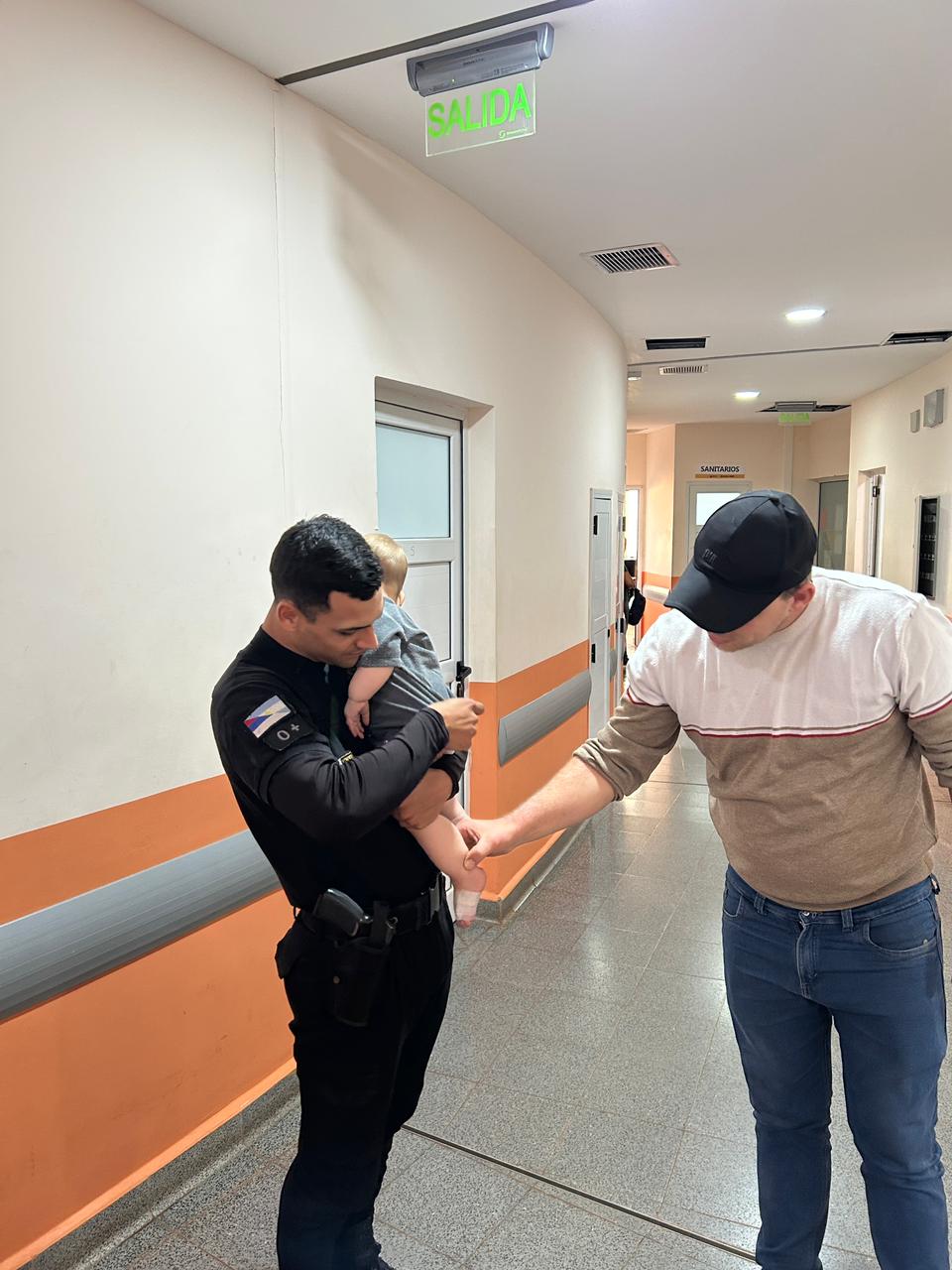 Dentro del patrullero policías salvaron la vida de un bebé que se asfixiaba imagen-4