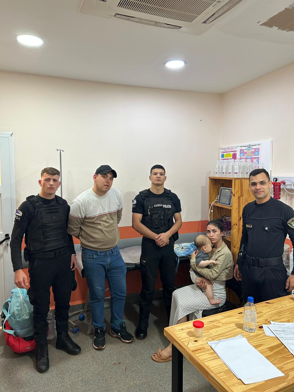 Dentro del patrullero policías salvaron la vida de un bebé que se asfixiaba imagen-6