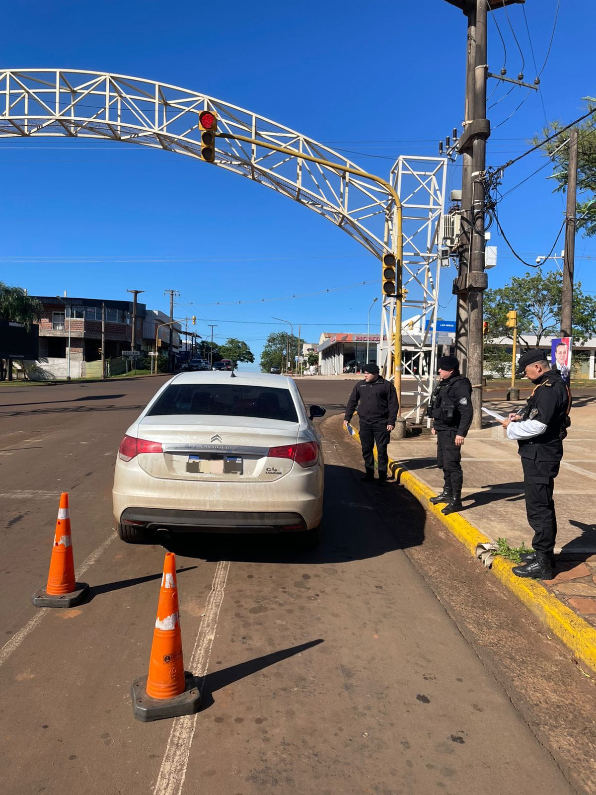 Para evitar el test de alcoholemia un automovilista intentó huir corriendo en Alem imagen-2
