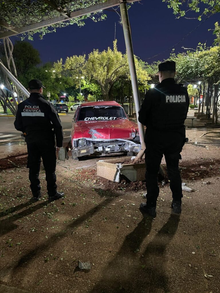 San Vicente: un automóvil despistó y ocasionó daños materiales imagen-31