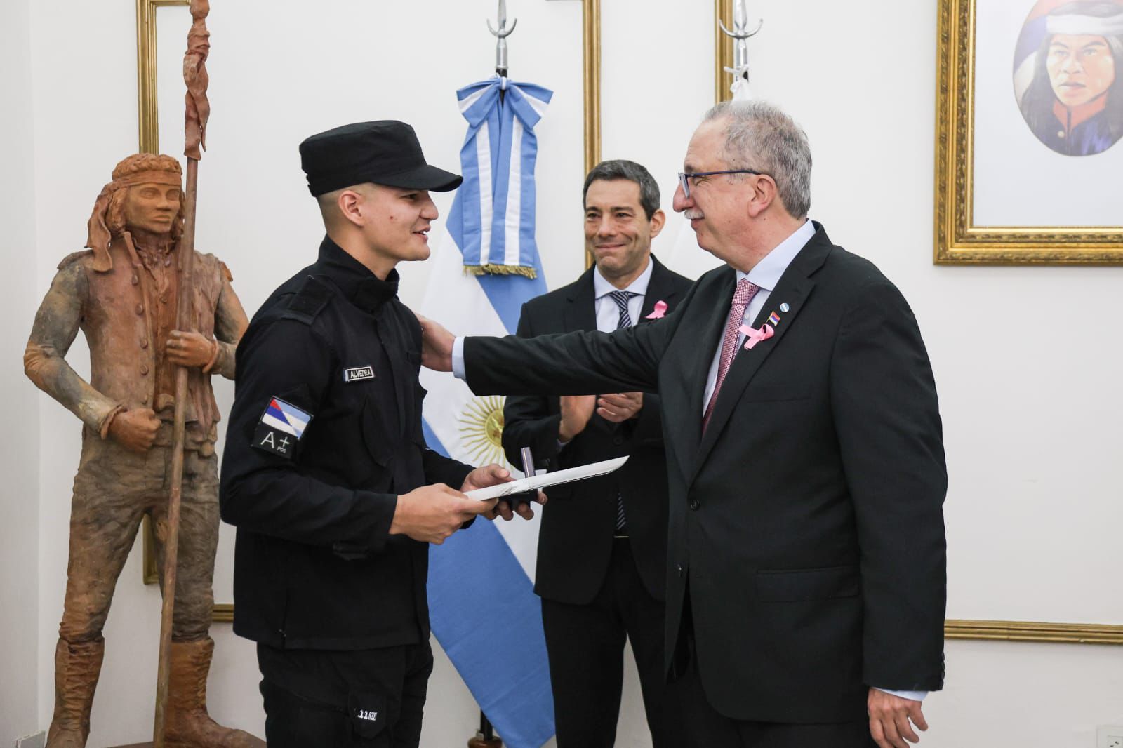 Passalacqua condecoró a los policías que le salvaron a vida a un bebé con maniobras de Heimlich 3 Passalacqua condecoró a los policías que le salvaron a vida a un bebé con maniobras de Heimlich imagen-2