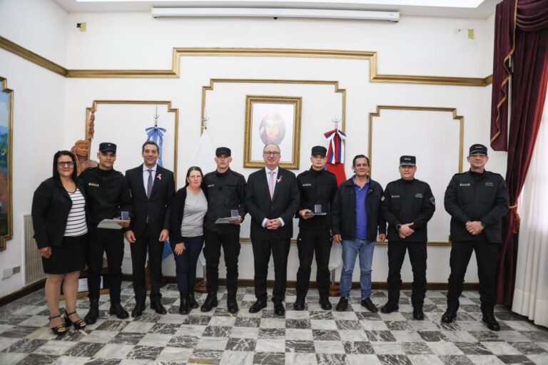 Passalacqua condecoró a los policías que le salvaron a vida a un bebé con maniobras de Heimlich imagen-20