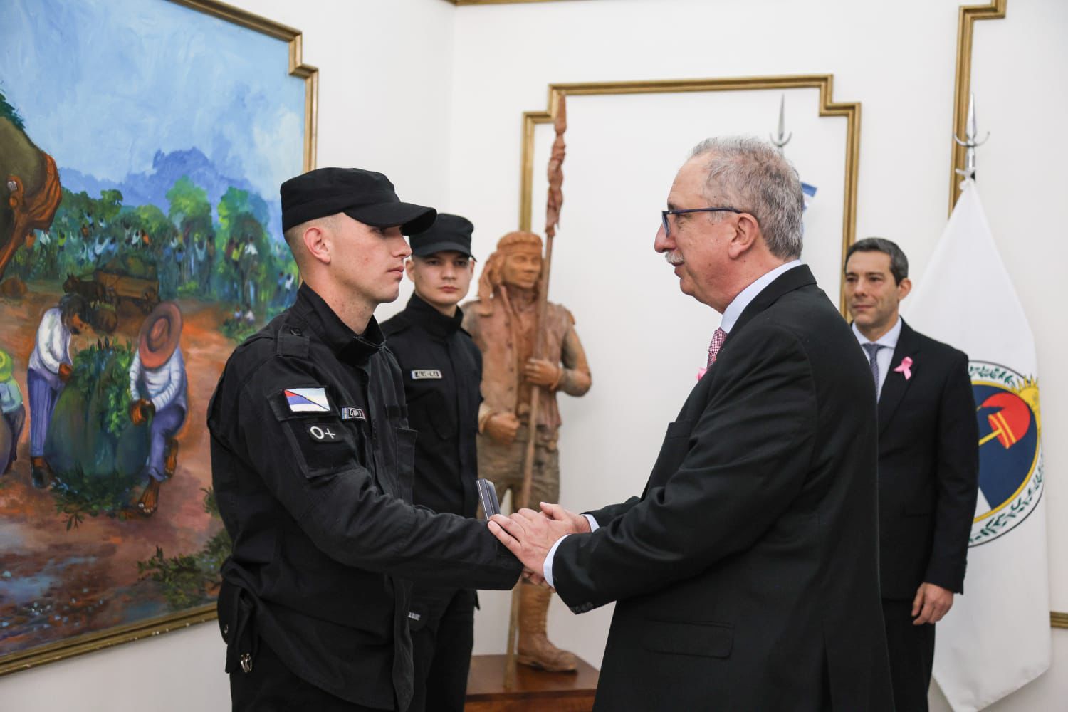 Passalacqua condecoró a los policías que le salvaron a vida a un bebé con maniobras de Heimlich 5 Passalacqua condecoró a los policías que le salvaron a vida a un bebé con maniobras de Heimlich imagen-4