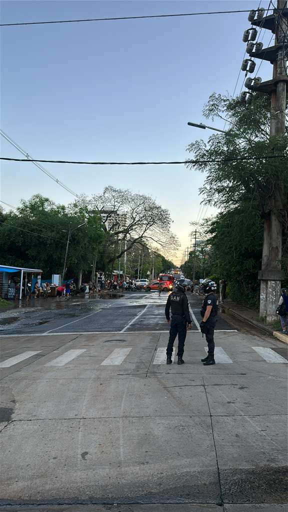 Asistencia policial por hundimiento de asfalto y anegamiento en una vivienda de la Chacra 43 imagen-6