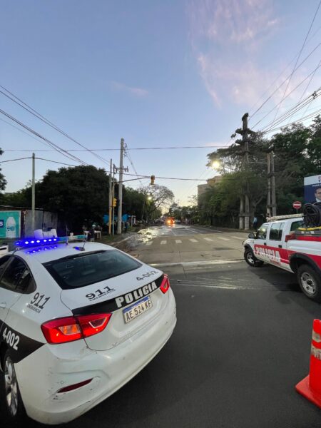 Asistencia policial por hundimiento de asfalto y anegamiento en una vivienda de la Chacra 43 imagen-9
