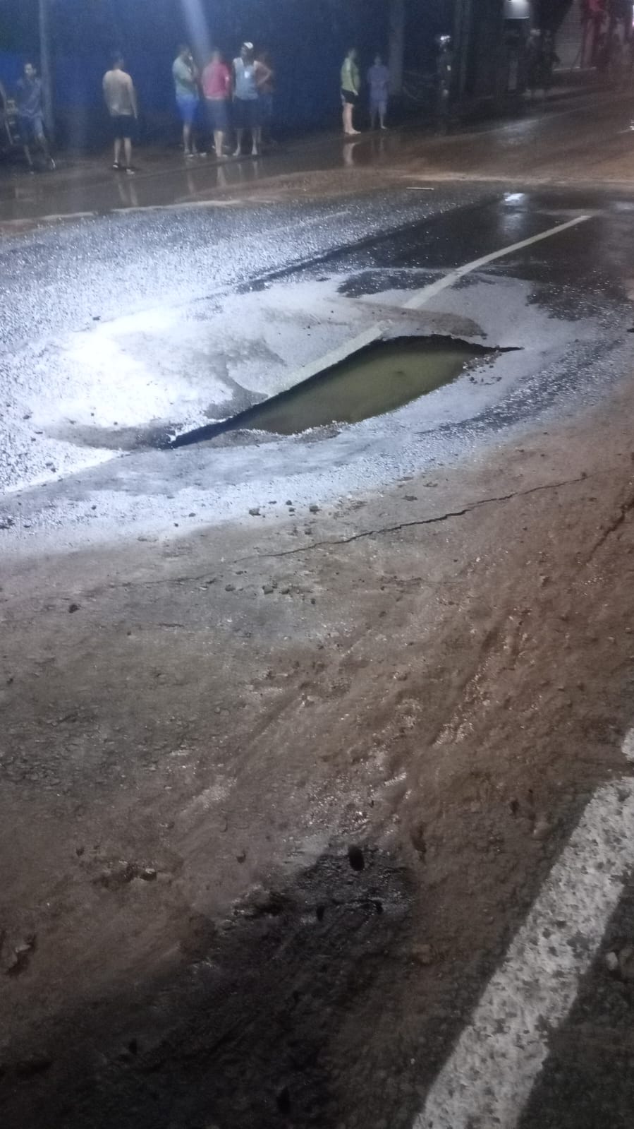 Asistencia policial por hundimiento de asfalto y anegamiento en una vivienda de la Chacra 43 imagen-4