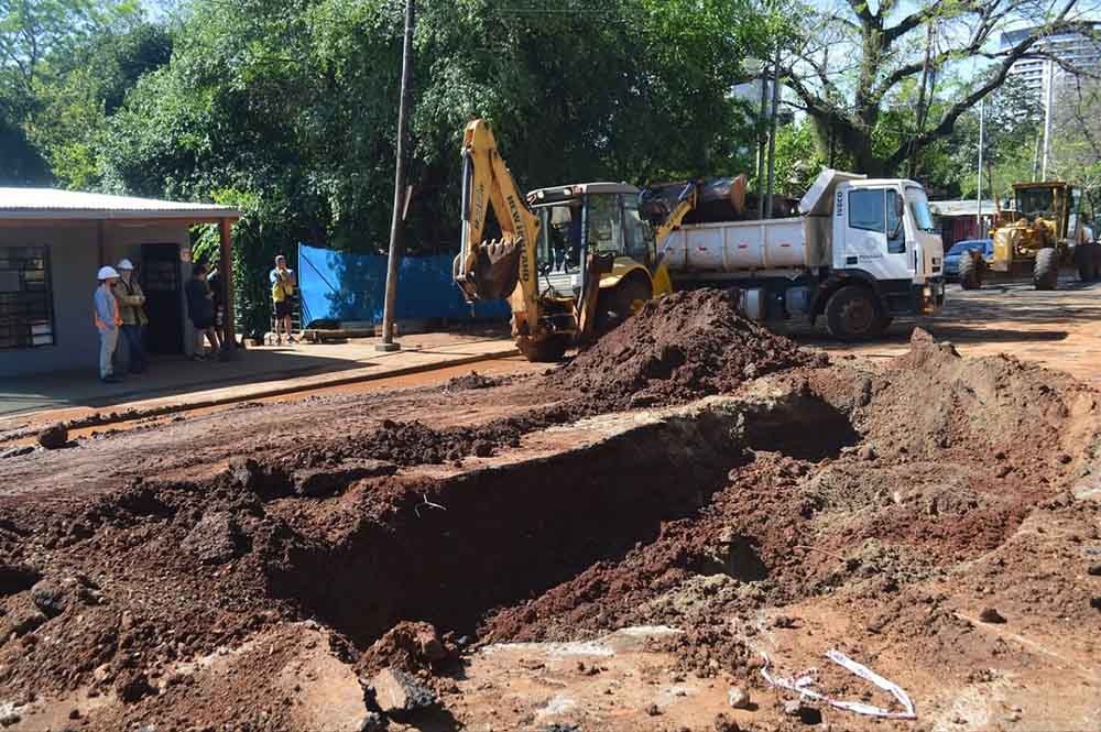 Despliegan un operativo integral para asistir a vecinos afectados por el colapso del pavimento en avenida Lavalle y Urquiza imagen-4