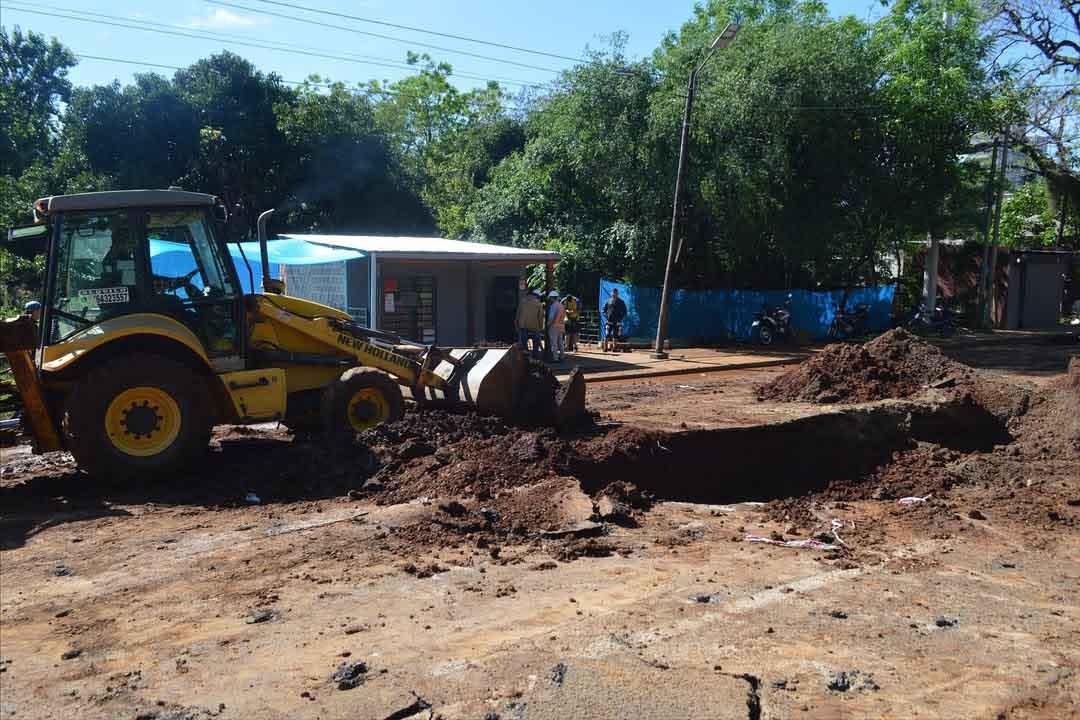 Despliegan un operativo integral para asistir a vecinos afectados por el colapso del pavimento en avenida Lavalle y Urquiza imagen-2