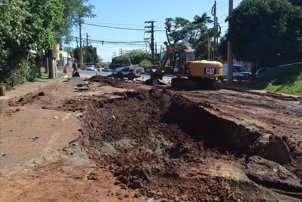 Despliegan un operativo integral para asistir a vecinos afectados por el colapso del pavimento en avenida Lavalle y Urquiza imagen-6