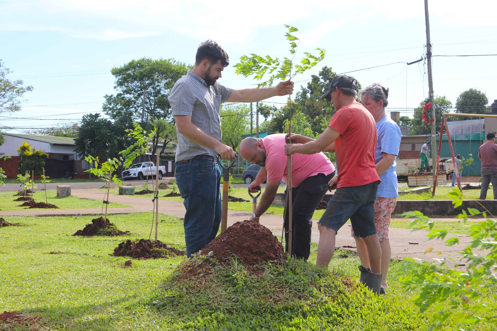 "Barrios Más Verdes" realizó otra exitosa plantación de árboles 11 "Barrios Más Verdes" realizó otra exitosa plantación de árboles imagen-10