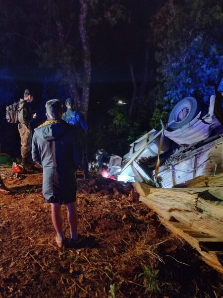 Pozo Azul: despiste y vuelco de un camión dejó un muerto y un lesionado Pozo Azul: despiste y vuelco de un camión dejó un muerto y un lesionado imagen-10