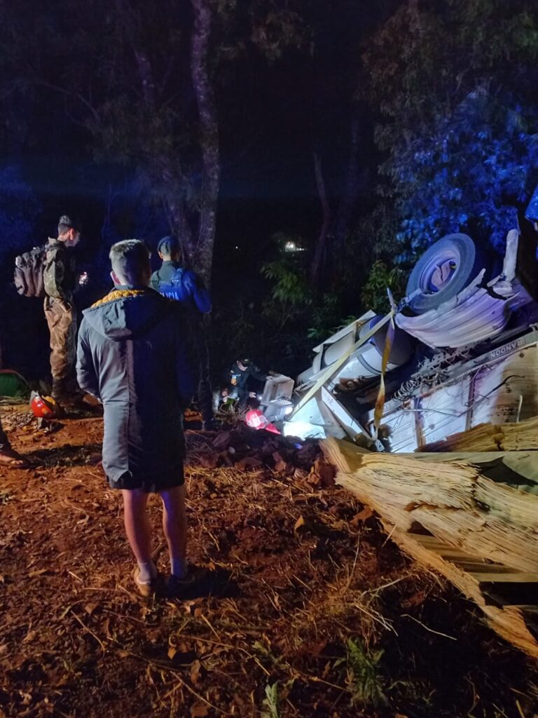 Pozo Azul: despiste y vuelco de un camión dejó un muerto y un lesionado imagen-7