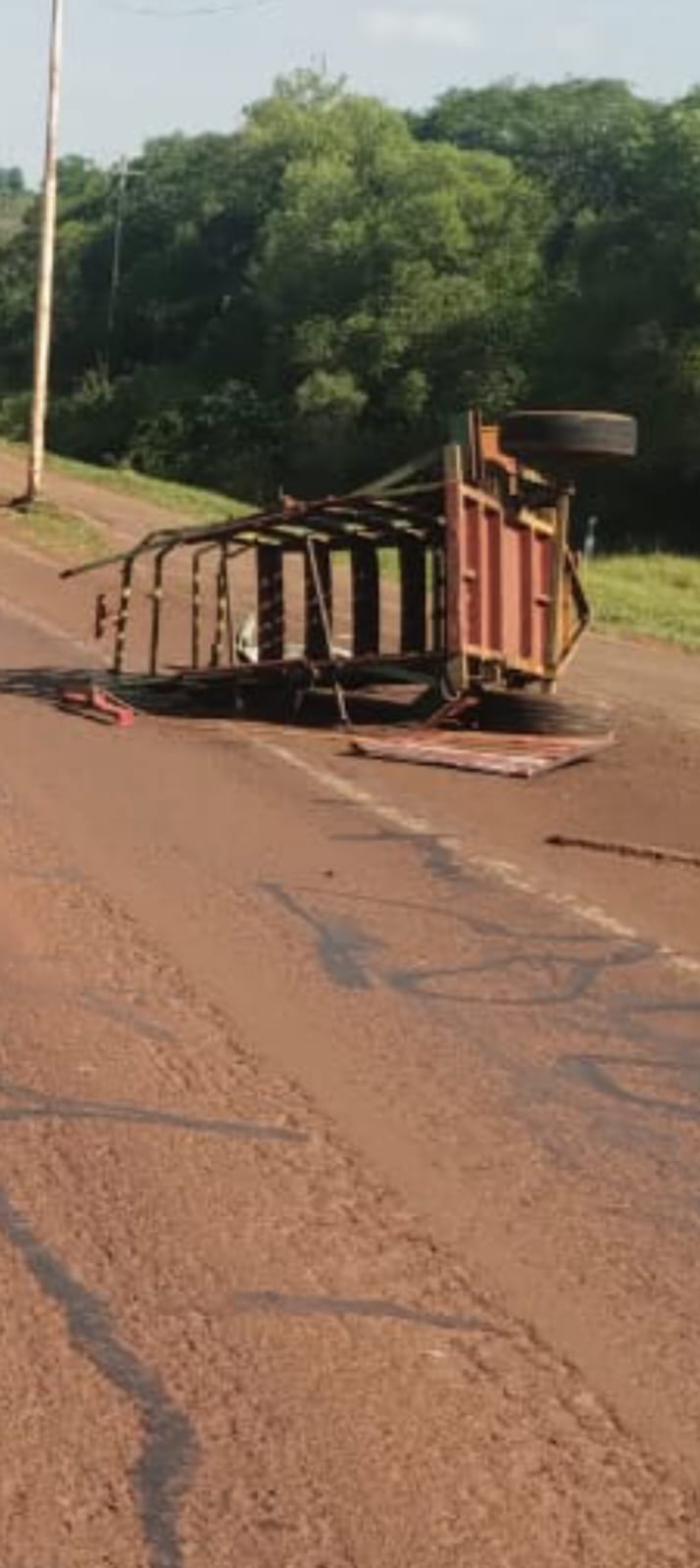 Desprendimiento de acoplado provocó un siniestro vial en San José: una mujer resultó lesionada 3 Desprendimiento de acoplado provocó un siniestro vial en San José: una mujer resultó lesionada imagen-2