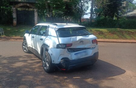 Colisión entre automóviles en Posadas dejó dos lesionados Colisión entre automóviles en Posadas dejó dos lesionados imagen-7