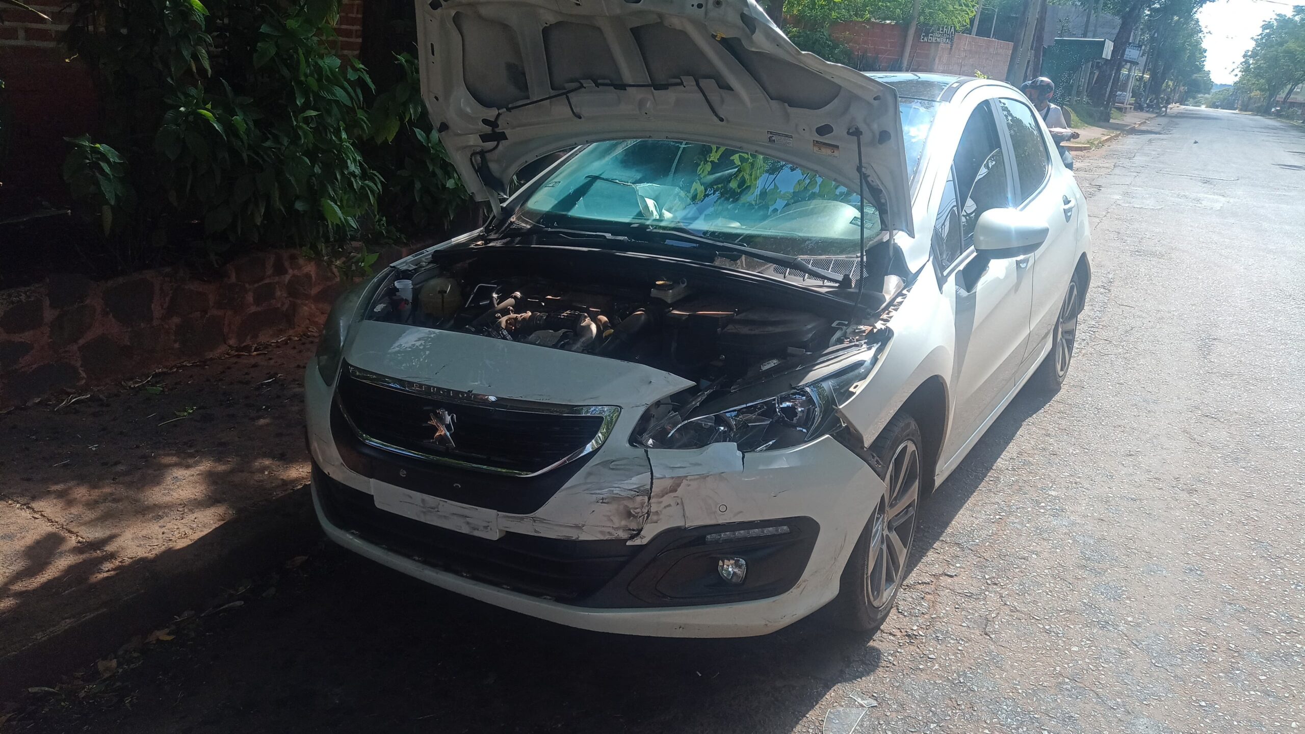 Colisión entre automóviles en Posadas dejó dos lesionados 7 Colisión entre automóviles en Posadas dejó dos lesionados imagen-6