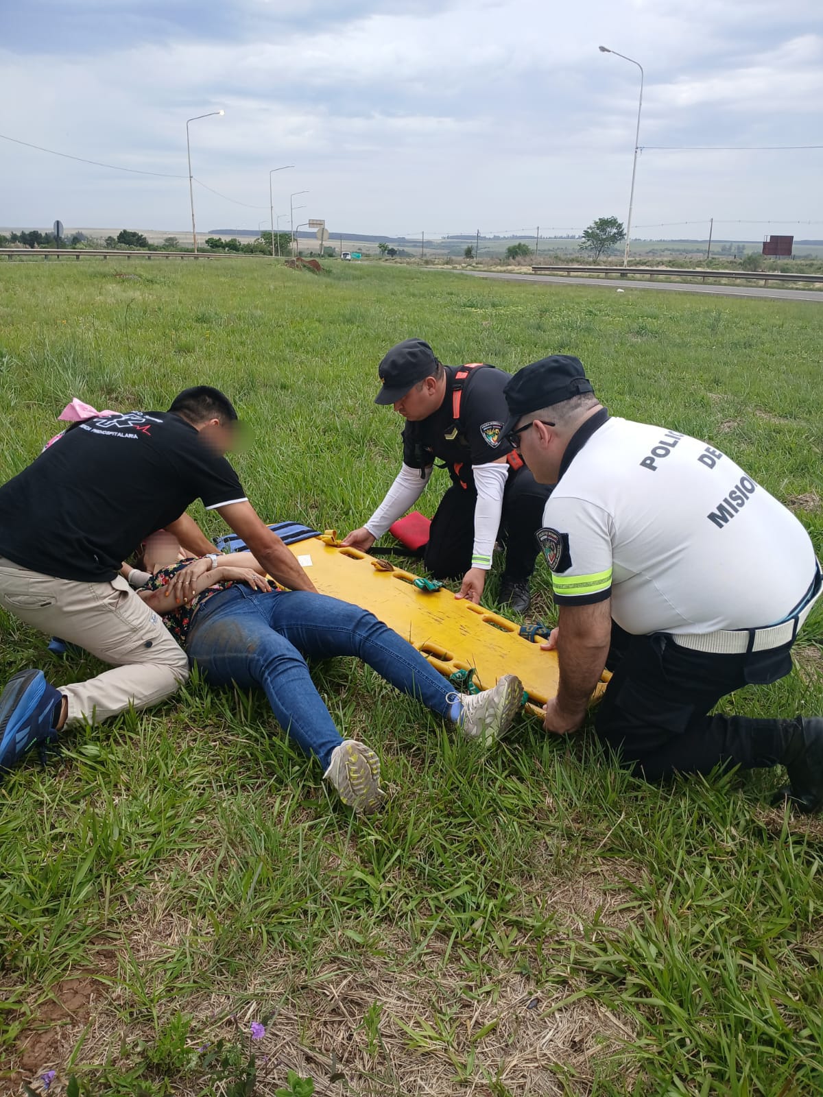 Una motociclista despistó en el bypass de la Ruta 12 y fue trasladada al hospital 3 Una motociclista despistó en el bypass de la Ruta 12 y fue trasladada al hospital imagen-2