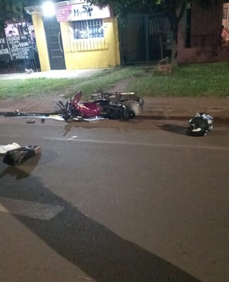 Motociclista embistió a una peatona en Posadas: tres personas resultaron lesionadas Motociclista embistió a una peatona en Posadas: tres personas resultaron lesionadas imagen-1