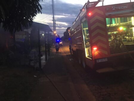 Bomberos sofocaron el incendio de un local comercial en Miguel Lanús Bomberos sofocaron el incendio de un local comercial en Miguel Lanús imagen-2