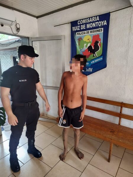 Policías de Ruiz de Montoya asistieron a un niño que se había perdido en el monte imagen-9