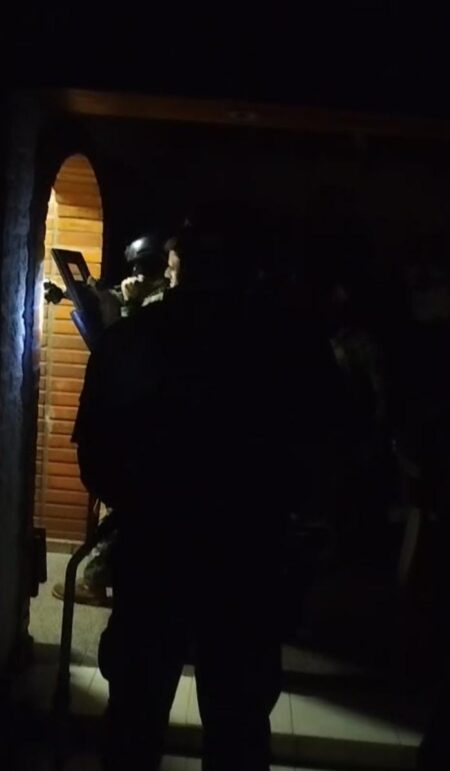 Negociadores de la Policía desactivaron una crisis con un hombre armado, retirado del Ejército, que se atrincheró en la vivienda imagen-4