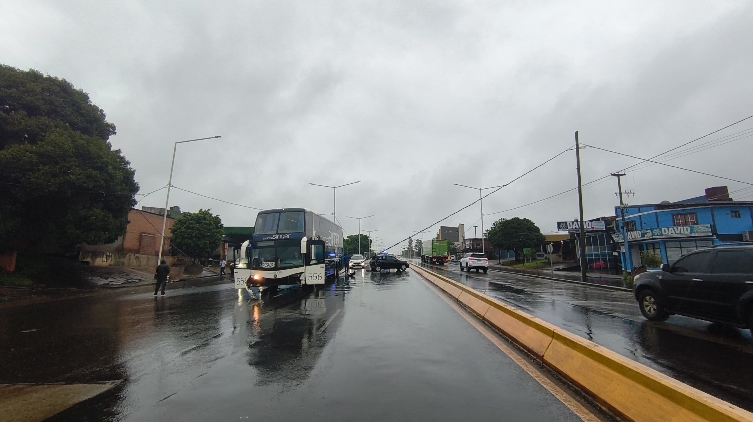 Posadas: siniestro vial entre un automóvil y un ómnibus: un lesionado Posadas: siniestro vial entre un automóvil y un ómnibus: un lesionado imagen-1