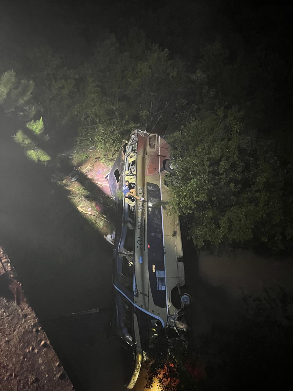 Trágico: colectivo cayó a un arroyo tras un choque en Campo Viera: hay al menos ocho fallecidos y 31 heridos 9 Trágico: colectivo cayó a un arroyo tras un choque en Campo Viera: hay al menos ocho fallecidos y 31 heridos imagen-8