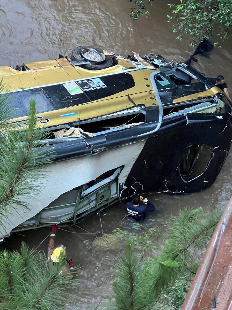 Trágico: colectivo cayó a un arroyo tras un choque en Campo Viera: hay al menos ocho fallecidos y 31 heridos 5 Trágico: colectivo cayó a un arroyo tras un choque en Campo Viera: hay al menos ocho fallecidos y 31 heridos imagen-4
