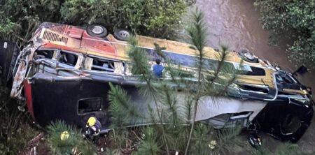 Siniestro fatal en Campo Viera: «Se está trabajando en el lugar rescatando a los pasajeros que quedaron atrapados en el micro», dijo Pérez Siniestro fatal en Campo Viera: "Se está trabajando en el lugar rescatando a los pasajeros que quedaron atrapados en el micro", dijo Pérez imagen-9