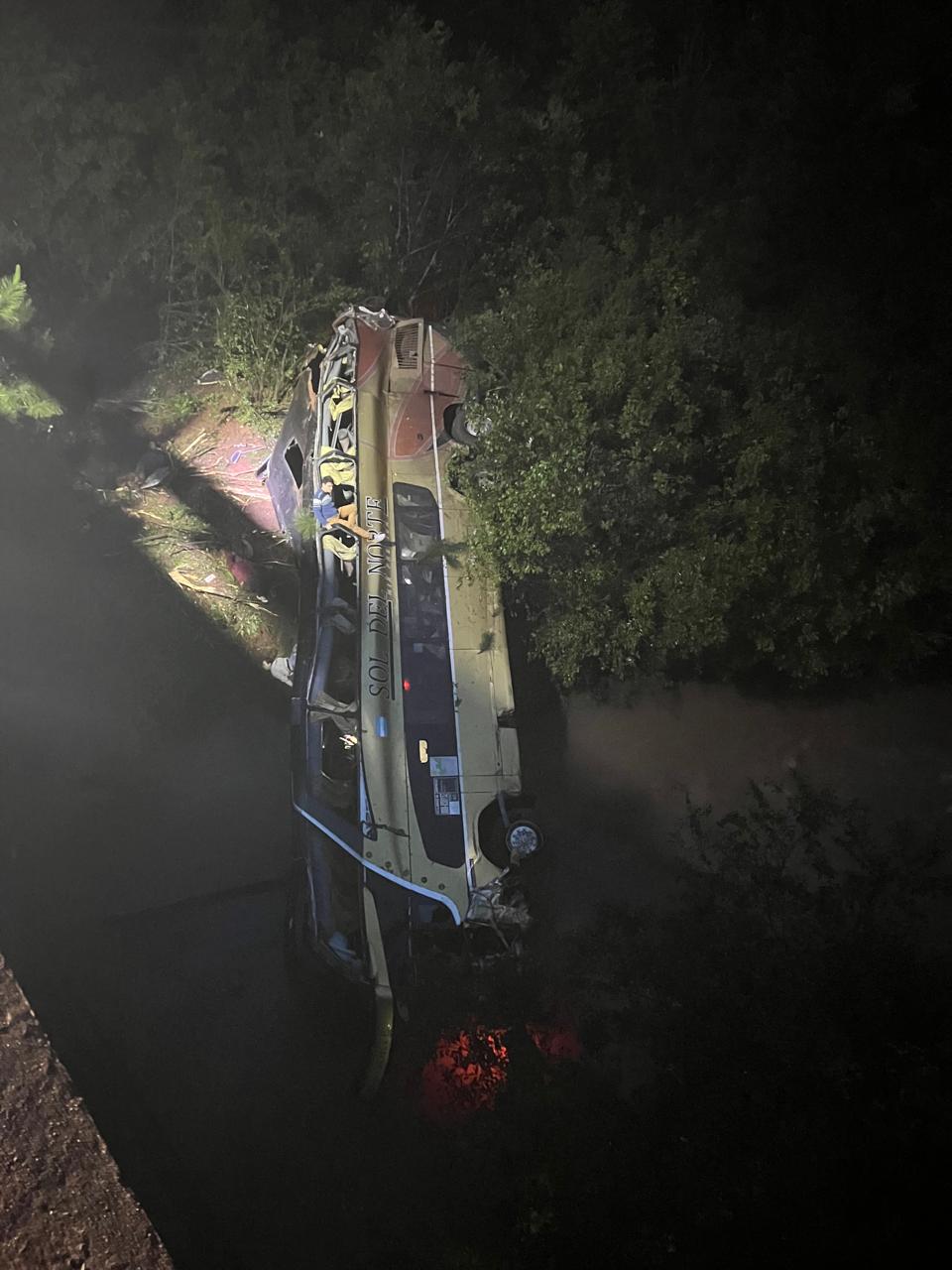 Trágico: colectivo cayó a un arroyo tras un choque en Campo Viera: hay al menos ocho fallecidos y 31 heridos 19 Trágico: colectivo cayó a un arroyo tras un choque en Campo Viera: hay al menos ocho fallecidos y 31 heridos imagen-18