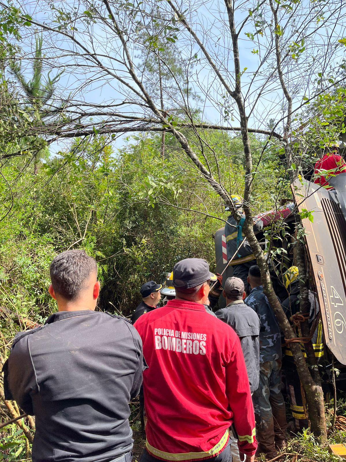 Trágico: colectivo cayó a un arroyo tras un choque en Campo Viera: hay al menos ocho fallecidos y 31 heridos 21 Trágico: colectivo cayó a un arroyo tras un choque en Campo Viera: hay al menos ocho fallecidos y 31 heridos imagen-20