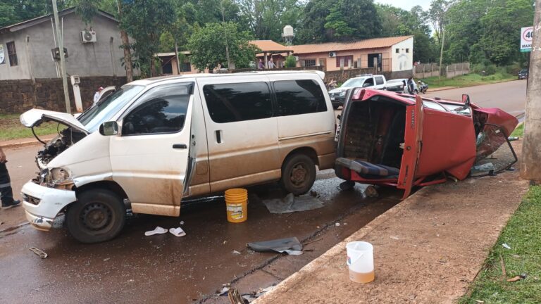 Puerto Iguazú: siniestro vehicular dejó lesionados en avenida Libertad imagen-47