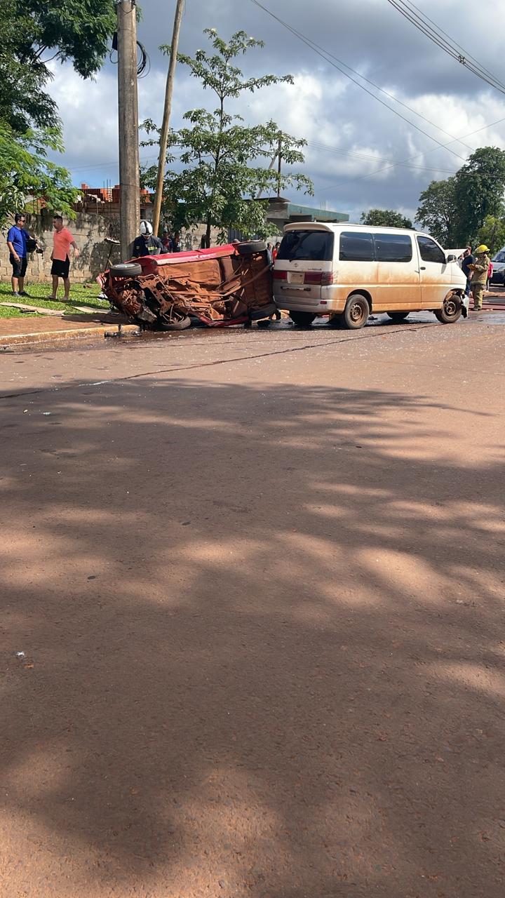 Puerto Iguazú: siniestro vehicular dejó lesionados en avenida Libertad 3 Puerto Iguazú: siniestro vehicular dejó lesionados en avenida Libertad imagen-2