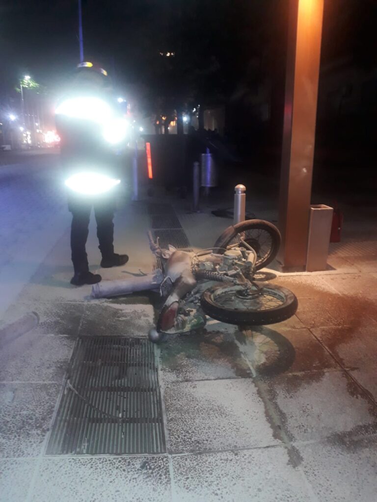 Perdió el control de su moto frente a un hotel y terminó hospitalizado en Oberá imagen-32