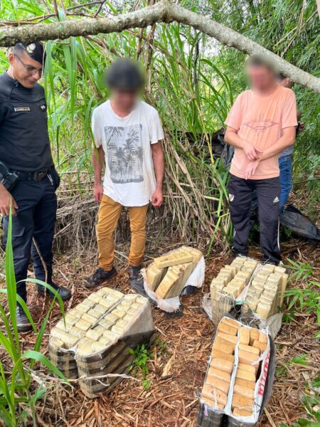 Ocultaban más de 100 kilos de marihuana en un tacuaral: la Policía la halló durante una búsqueda Ocultaban más de 100 kilos de marihuana en un tacuaral: la Policía la halló durante una búsqueda imagen-3