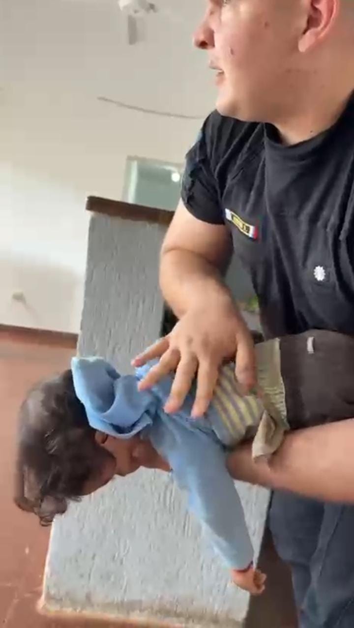 Una madre llegó desesperada a una comisaría con su bebé que no respiraba: policías le salvaron la vida 3 Una madre llegó desesperada a una comisaría con su bebé que no respiraba: policías le salvaron la vida imagen-2