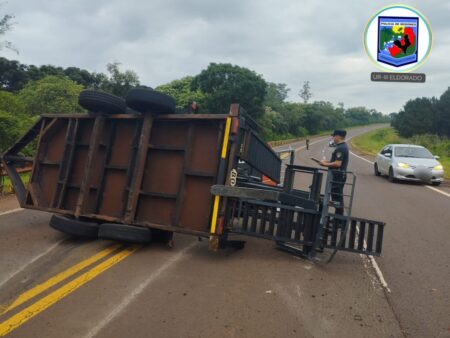Volcó un tráiler que era transportado por una camioneta en la Ruta Nacional 12 Volcó un tráiler que era transportado por una camioneta en la Ruta Nacional 12 imagen-1