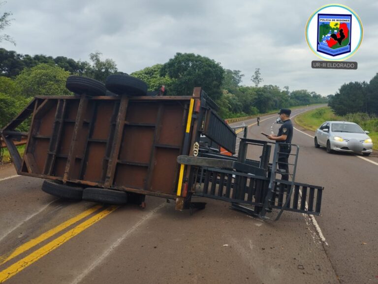 Volcó un tráiler que era transportado por una camioneta en la Ruta Nacional 12 imagen-24