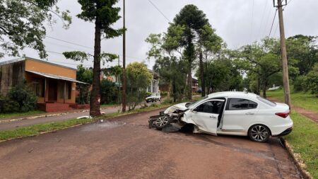 Una mujer resultó lesionada tras impactar su automóvil contra un árbol en Alem imagen-2