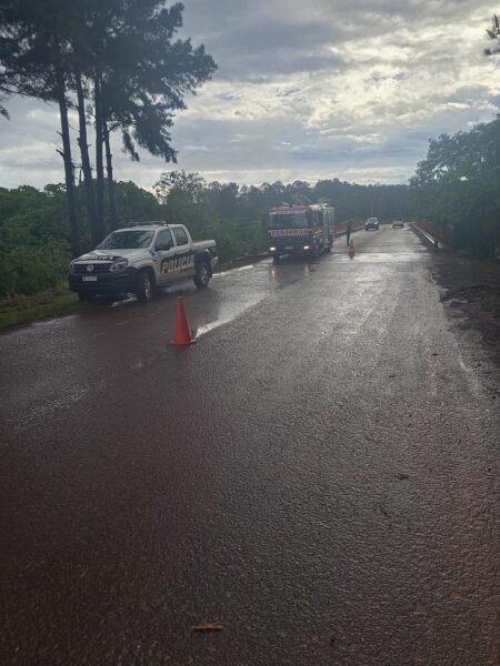 Despiste y caída al arroyo dejó dos personas hospitalizadas en Wanda imagen-3