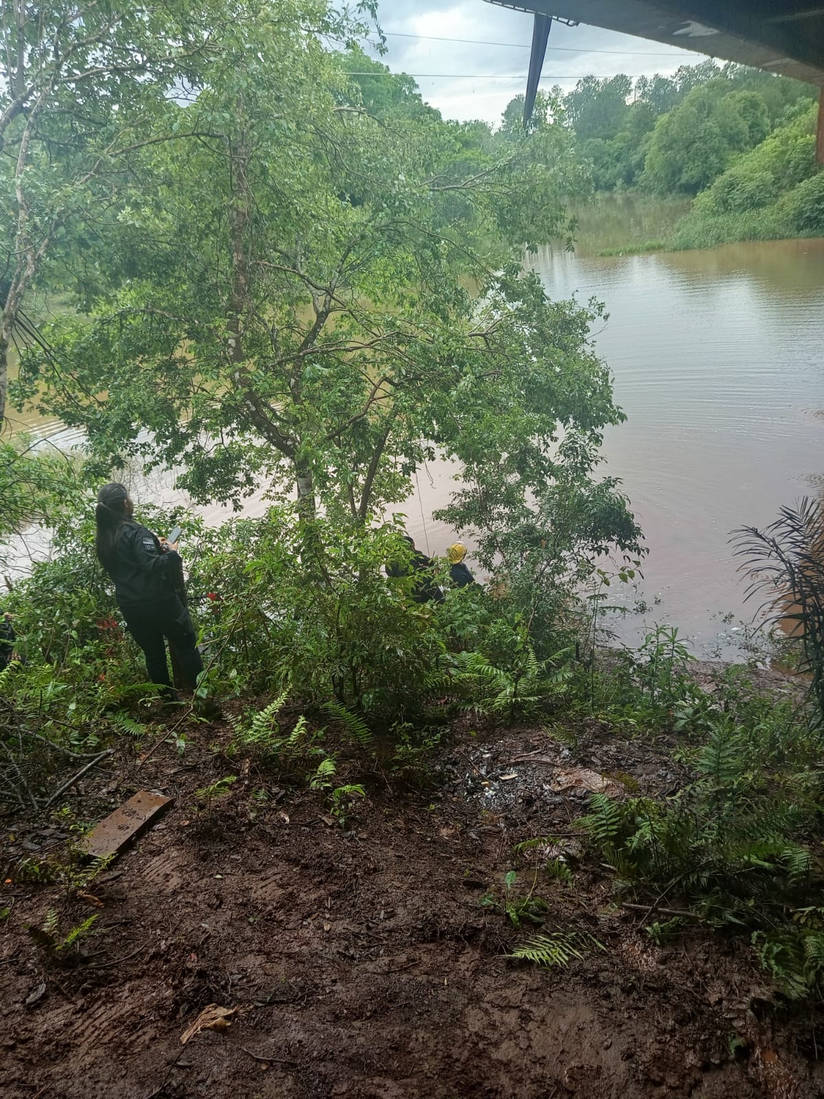 Despiste y caída al arroyo dejó dos personas hospitalizadas en Wanda 3 Despiste y caída al arroyo dejó dos personas hospitalizadas en Wanda imagen-2