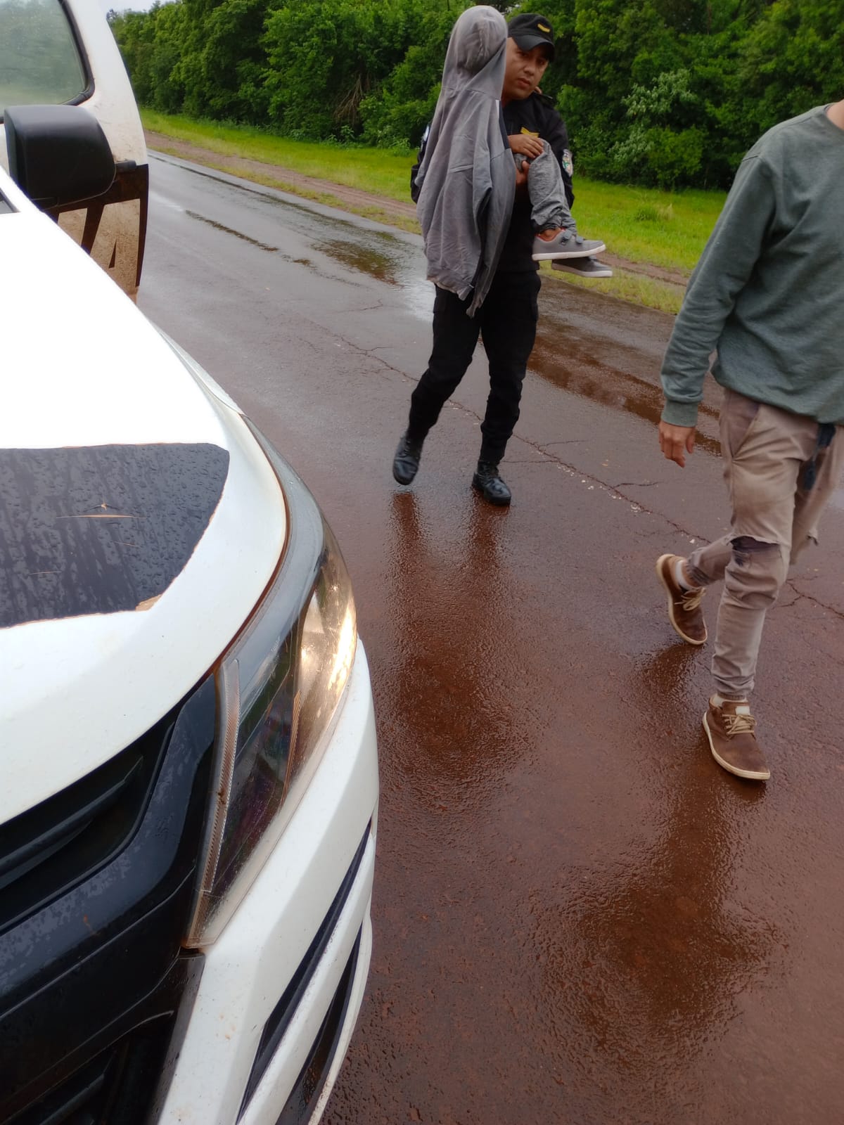 Policías asistieron a un niño con graves quemaduras en la Aldea Iracá Mirí 5 Policías asistieron a un niño con graves quemaduras en la Aldea Iracá Mirí imagen-4